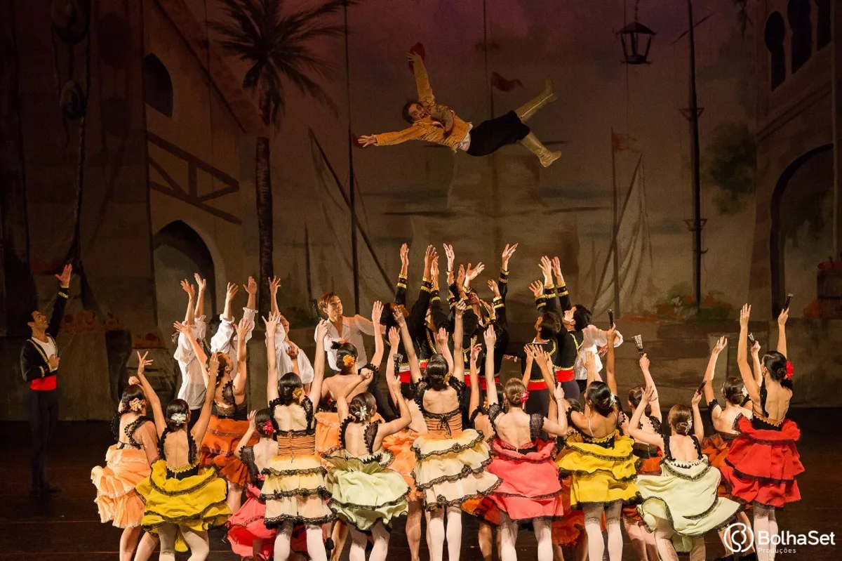 Bailarinos da Cia Paulista de Dança no espetáculo Dom Quixote