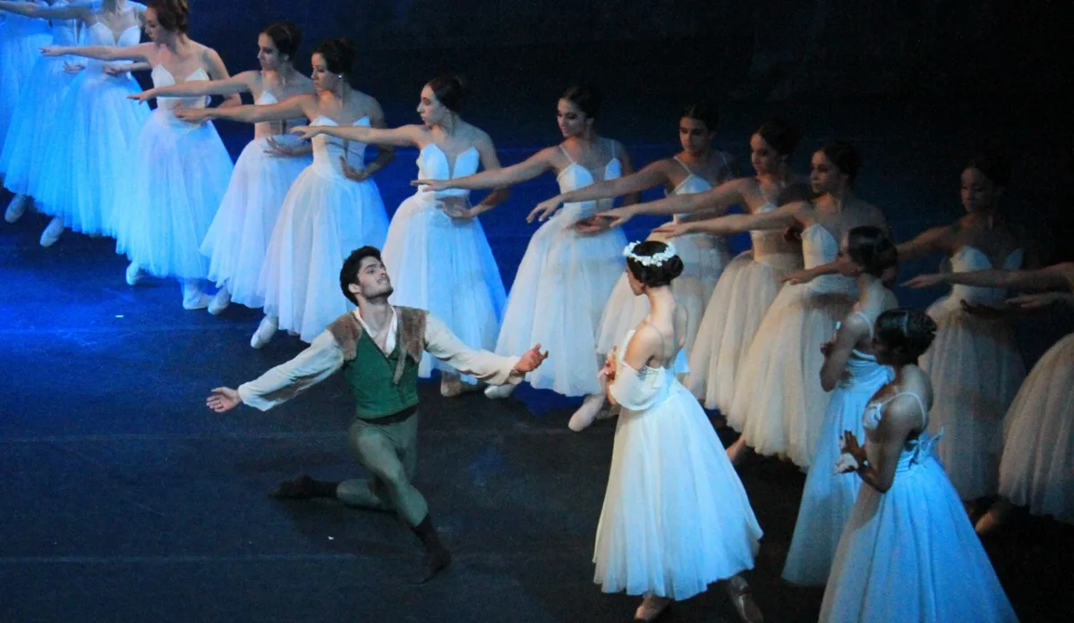 Bailarina da Cia Paulista de Dança no espetáculo Giselle