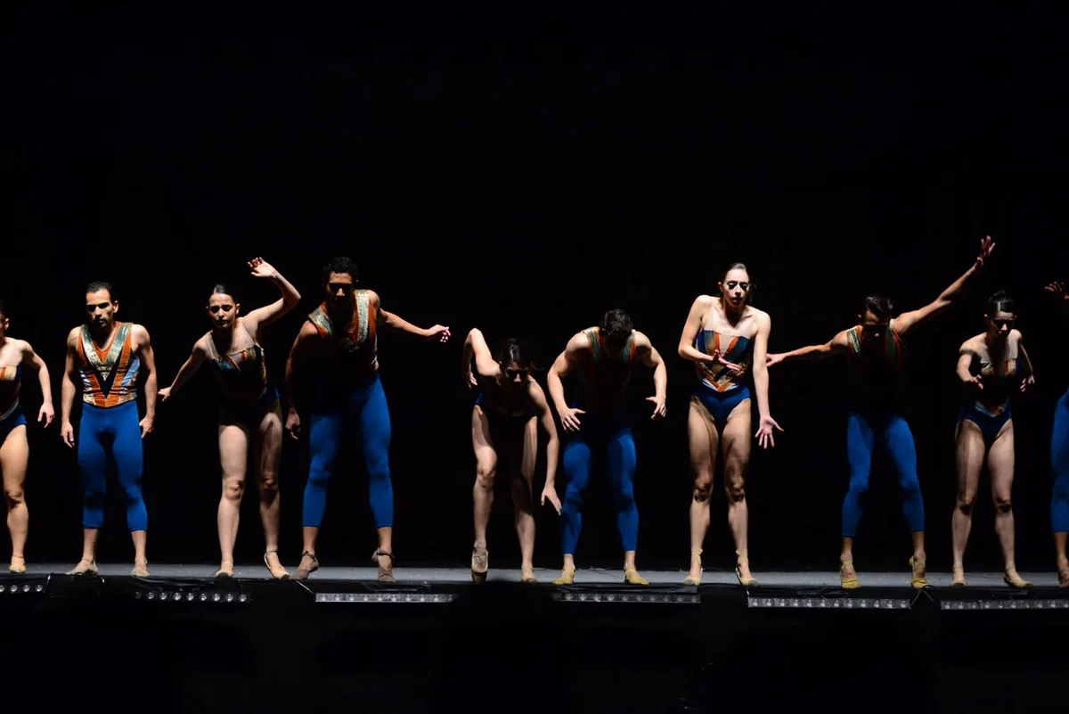 Bailarinos da Cia Paulista de Dança no espetáculo Precipício