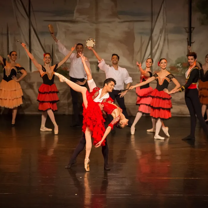 Bailarinos da Cia Paulista de Dança no espetáculo Dom Quixote