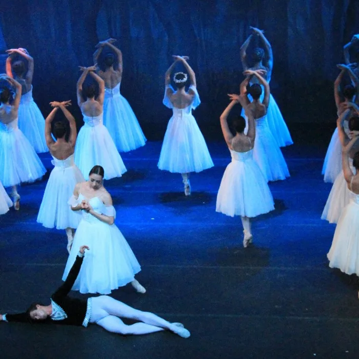 Bailarina da Cia Paulista de Dança no espetáculo Giselle