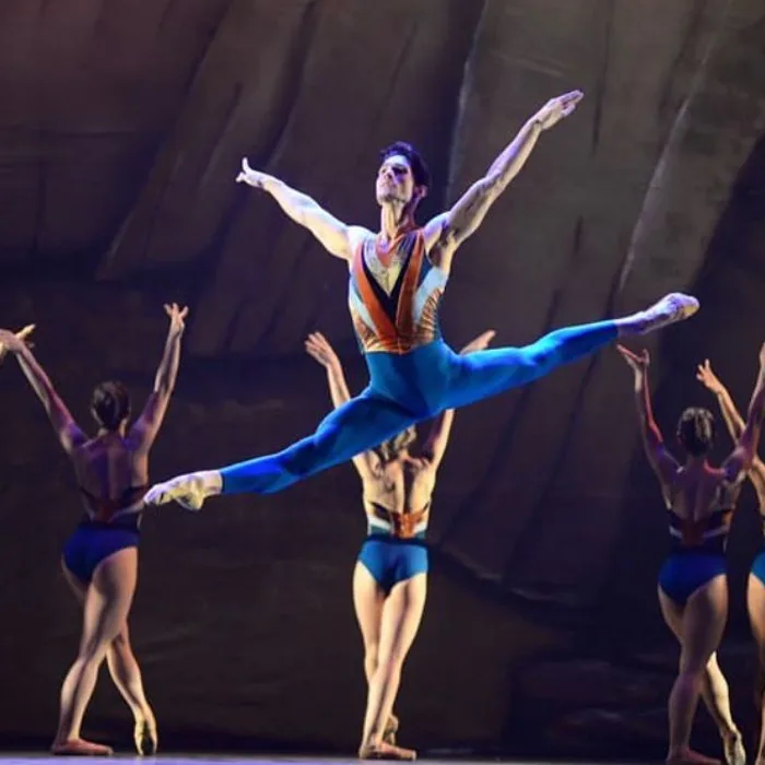 Bailarinos da Cia Paulista de Dança no espetáculo Precipício