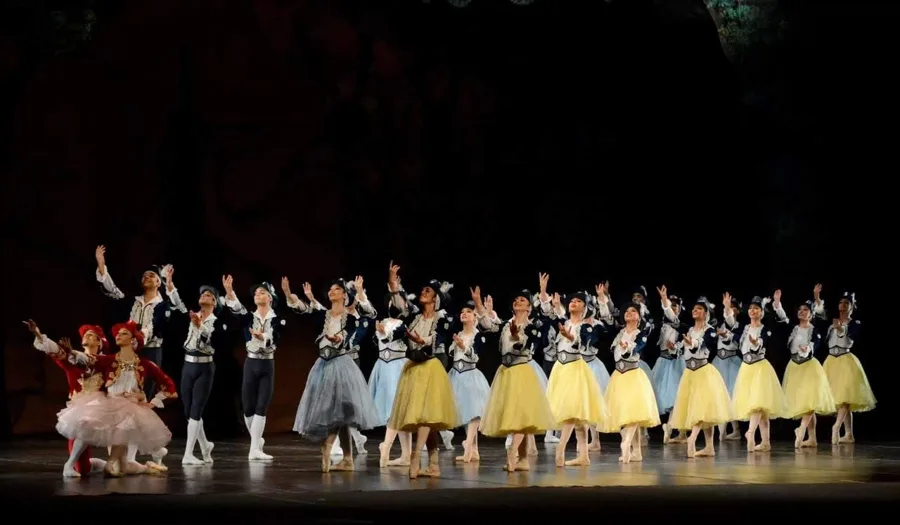 Bailarinos da Cia Paulista de Dança em ensaio de ballet